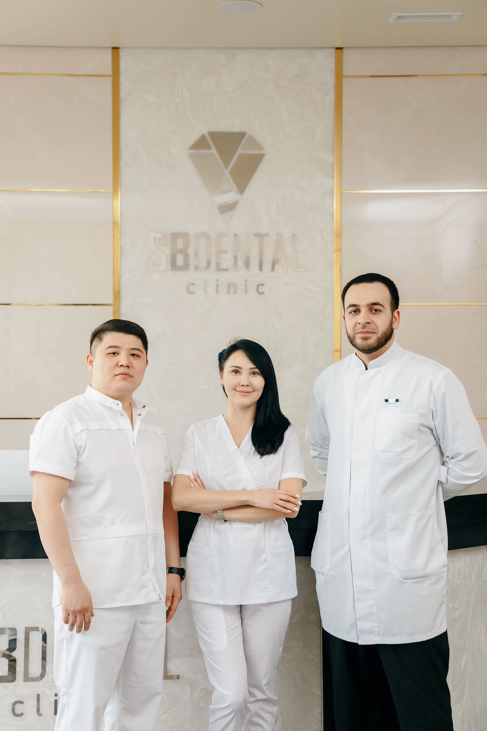 Врачи SB Dental Clinic у ресепшена